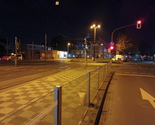 Nachtaufnahme der Baustelle am innerstädtischen Verkehrsknotenpunkt